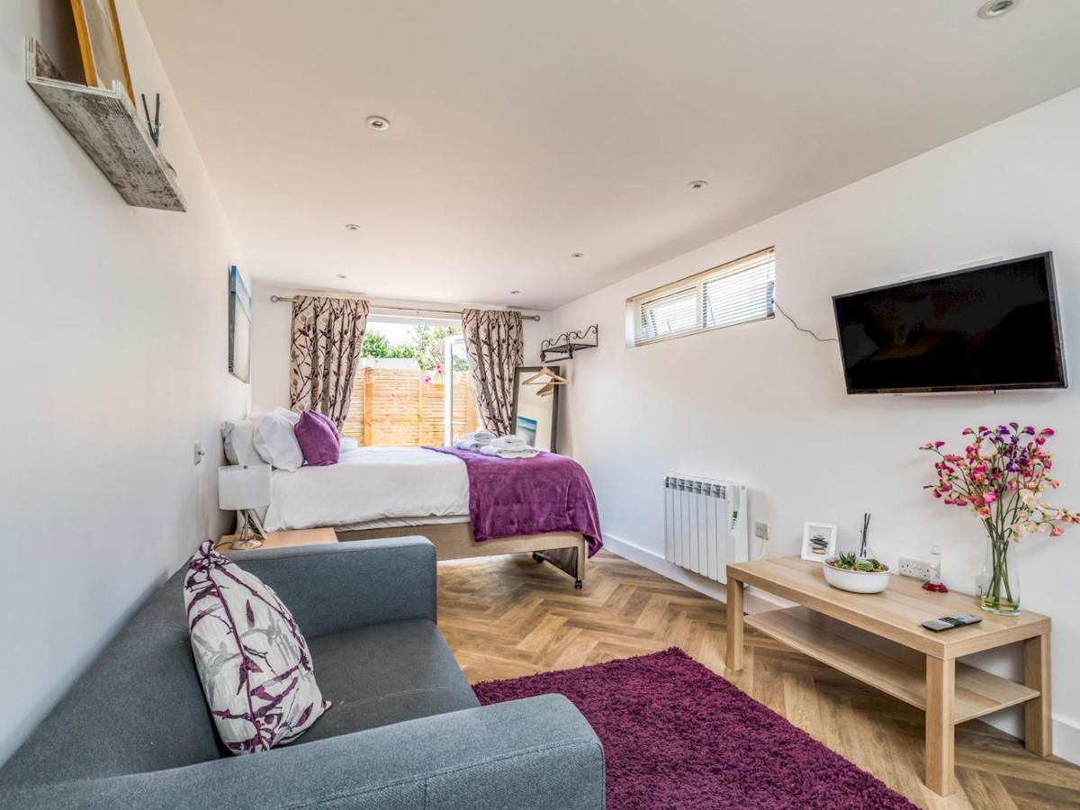 Pass The Keys Charming Chalet A Stones Throw From The Beach Chichester Dış mekan fotoğraf