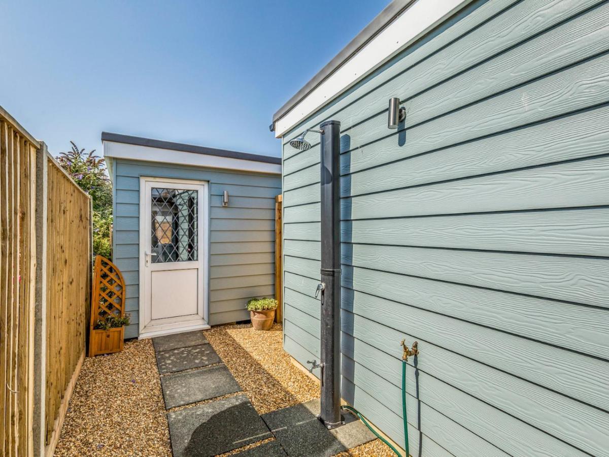 Pass The Keys Charming Chalet A Stones Throw From The Beach Chichester Dış mekan fotoğraf