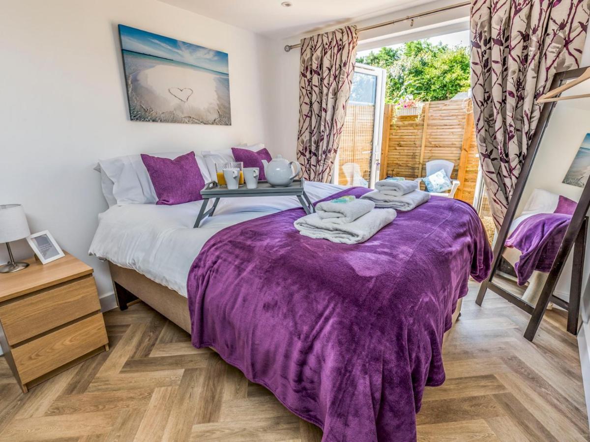 Pass The Keys Charming Chalet A Stones Throw From The Beach Chichester Dış mekan fotoğraf