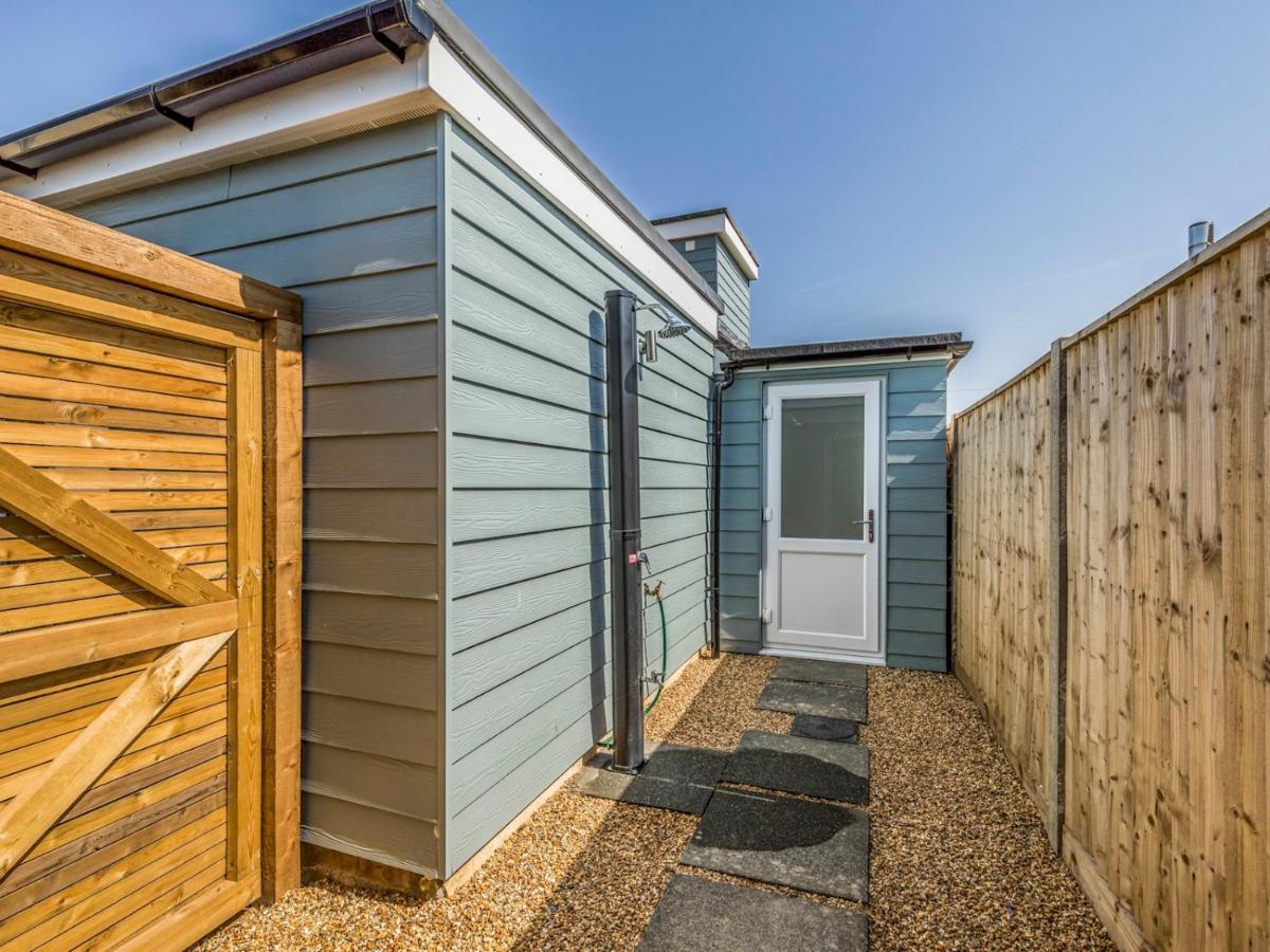 Pass The Keys Charming Chalet A Stones Throw From The Beach Chichester Dış mekan fotoğraf