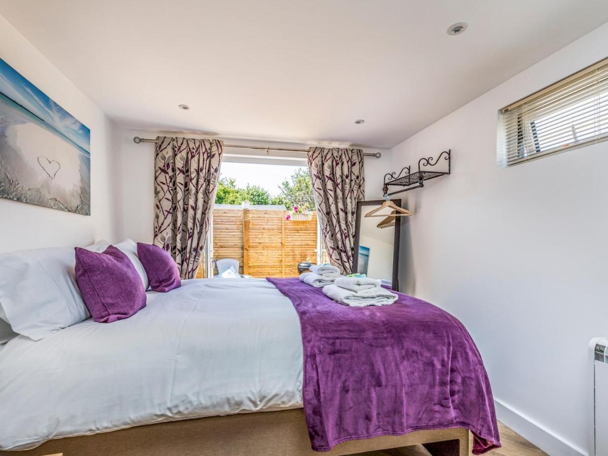 Pass The Keys Charming Chalet A Stones Throw From The Beach Chichester Dış mekan fotoğraf