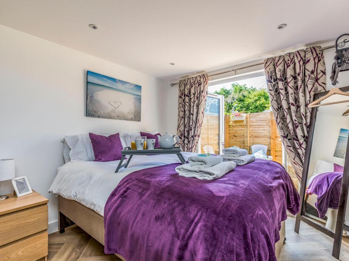 Pass The Keys Charming Chalet A Stones Throw From The Beach Chichester Dış mekan fotoğraf