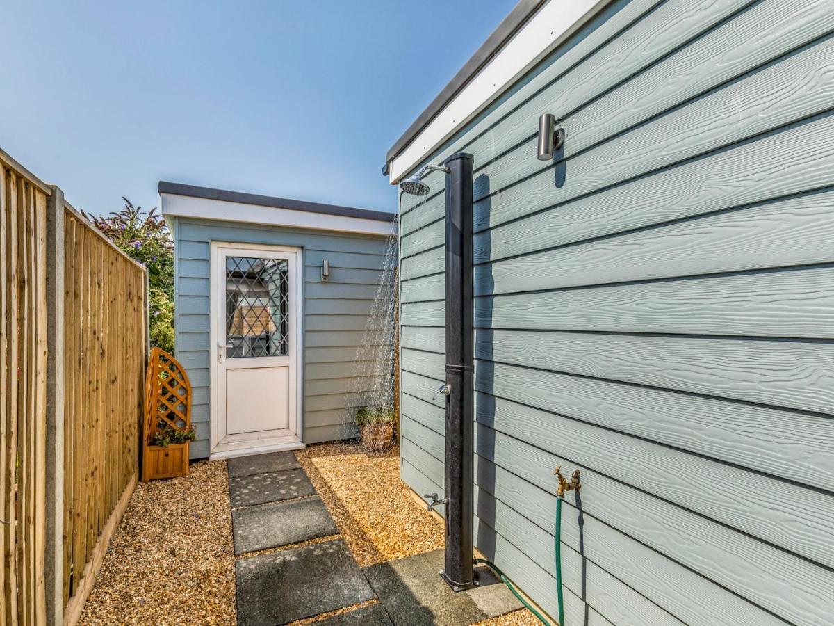 Pass The Keys Charming Chalet A Stones Throw From The Beach Chichester Dış mekan fotoğraf