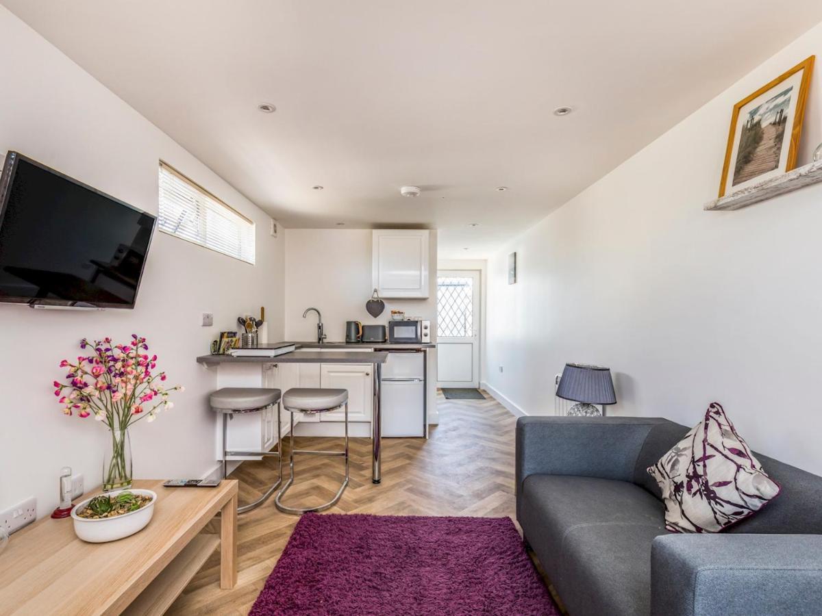 Pass The Keys Charming Chalet A Stones Throw From The Beach Chichester Dış mekan fotoğraf