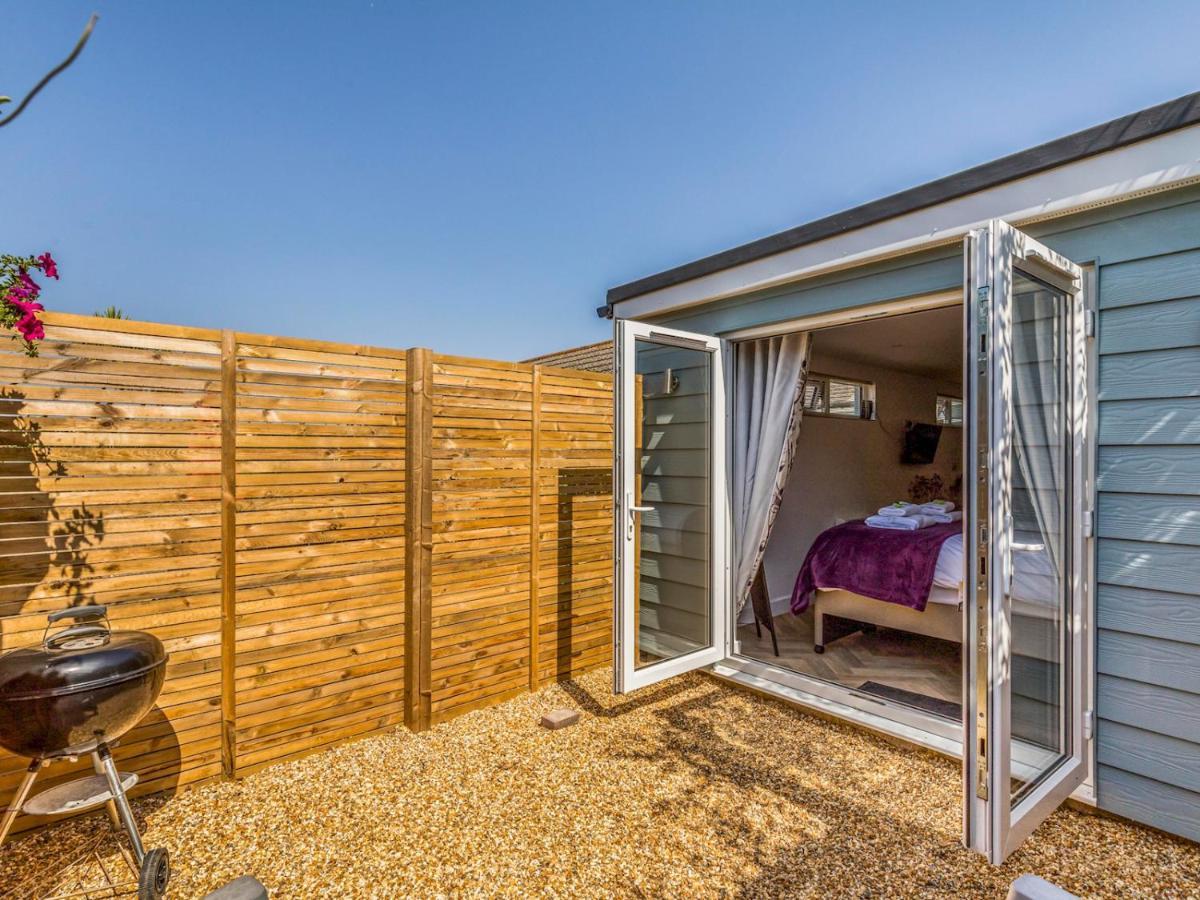 Pass The Keys Charming Chalet A Stones Throw From The Beach Chichester Dış mekan fotoğraf