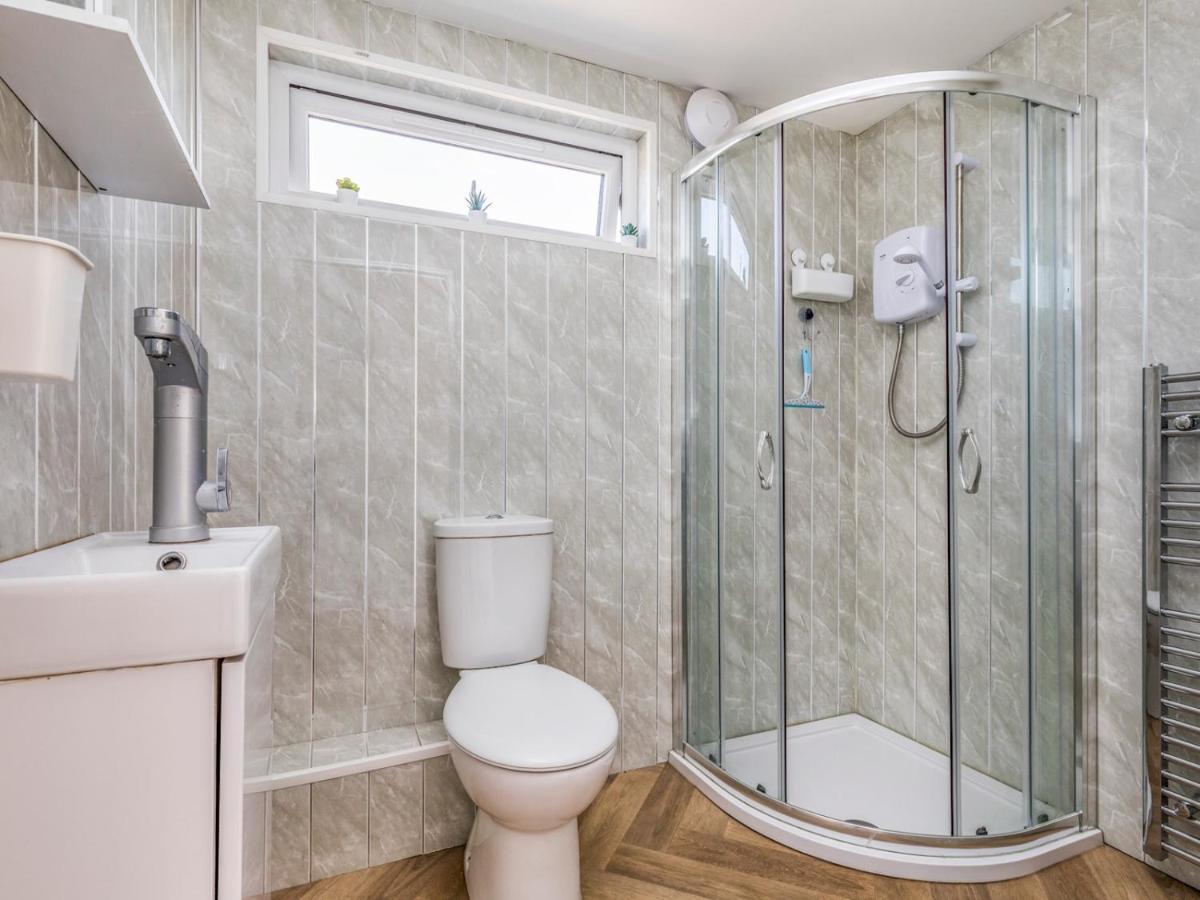 Pass The Keys Charming Chalet A Stones Throw From The Beach Chichester Dış mekan fotoğraf