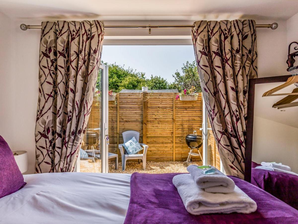 Pass The Keys Charming Chalet A Stones Throw From The Beach Chichester Dış mekan fotoğraf