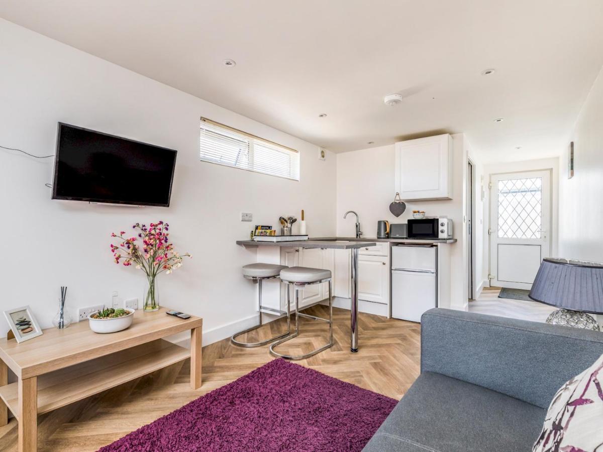 Pass The Keys Charming Chalet A Stones Throw From The Beach Chichester Dış mekan fotoğraf